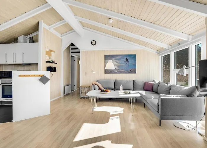 4 Bedroom Beautiful In بيت للعطل *